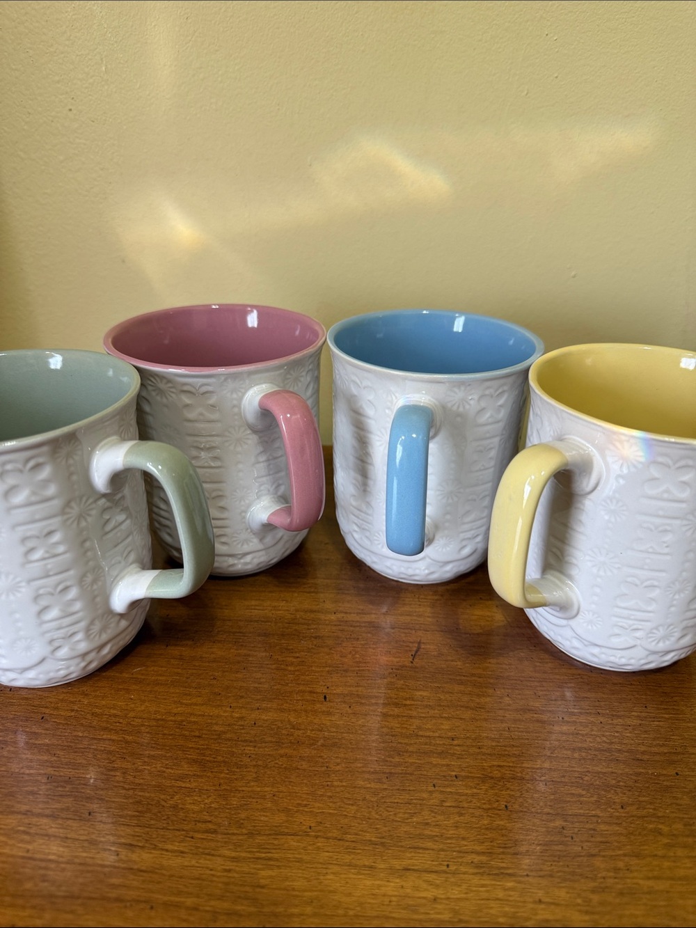 Royal Norfolk White Embossed Ceramic Mug with Pastel Interior and Handle - Set 4